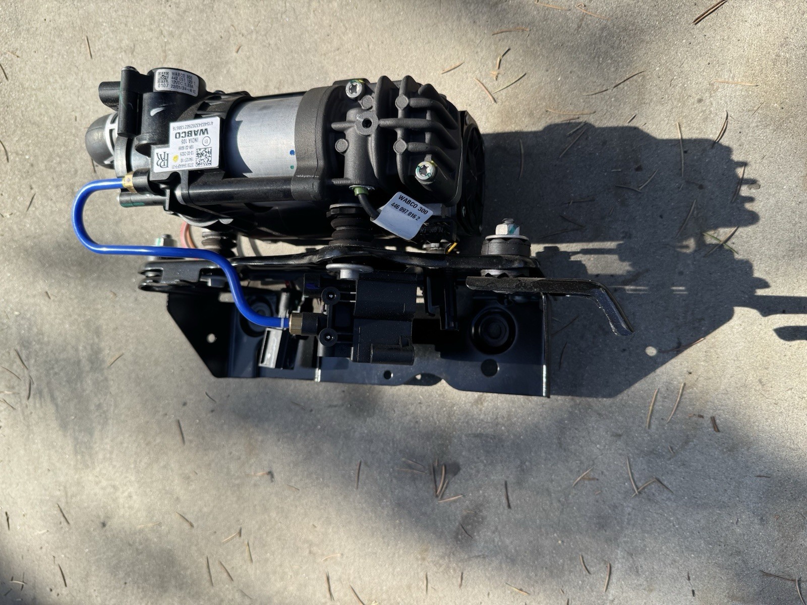 OEM 17-23 Rolls-Royce Cullinan Air Suspension Pump Motor Valve 37206896572