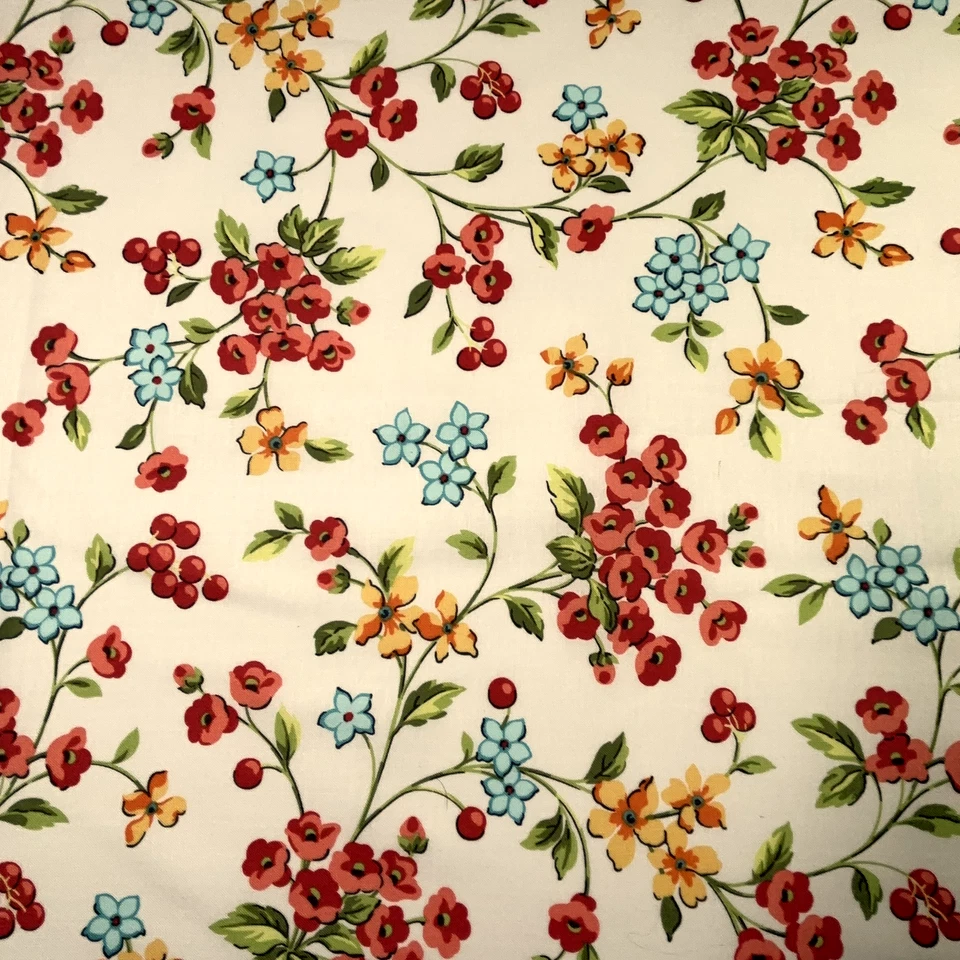 Flores coloridas estilizadas en un suave edredón blanco Andover de algodón, BTHY o BTY Foto 2 de 4