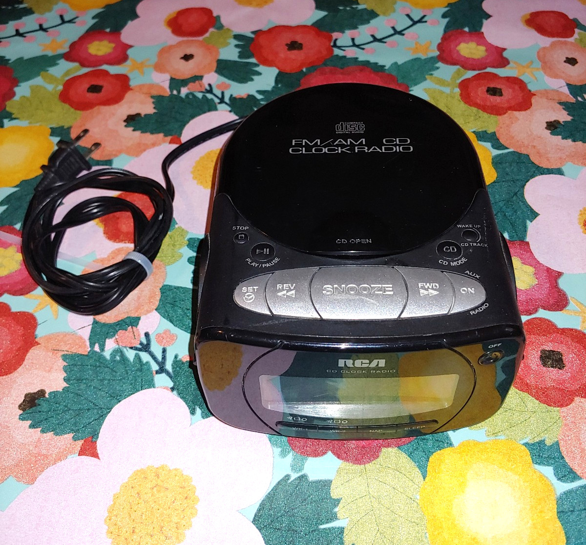 RCA CD AM FM Alarm Clock Radio Player RP5600A Tested & Works Good Condition