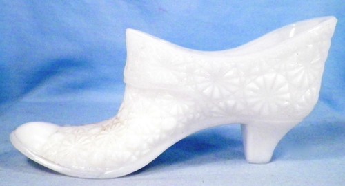 Fenton Art Glass Shoe Slipper Milk White Daisy & Button Figurine Vintage - Picture 3 of 5