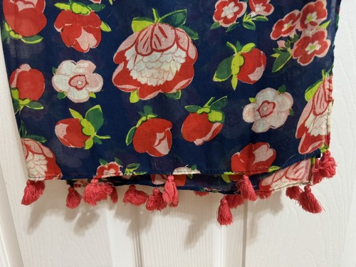 Sciarpa AEO Aerie Navy con nappe fiori blu rosso e rosa 56” x 24” tutte le stagioni - Foto 2 di 4