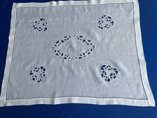 centre de table /napperon ancien en linon brodé main : 60 X 47 cm  ( L 56)