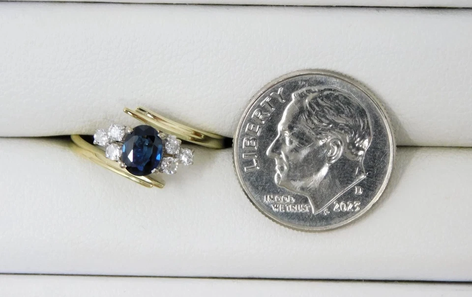 Anel de desvio oval de ouro amarelo e branco 14 quilates com detalhes em safira e diamante todos os p - Imagem 4 de 4