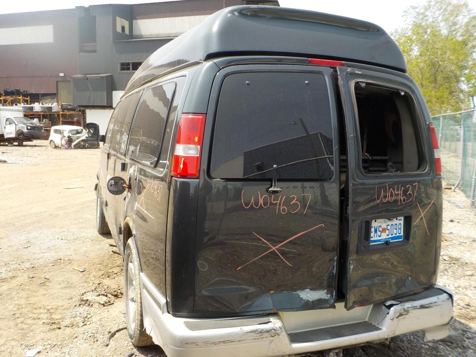 El nudillo de dirección delantero derecho usado se adapta a: camioneta Chevrolet Express 3500 2003 Front Ri Foto 4 de 4