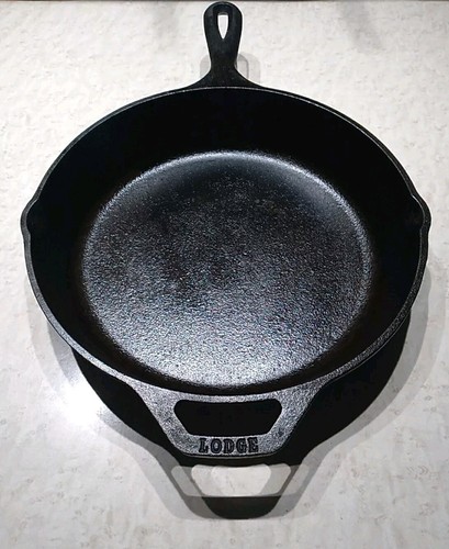 Black 10" LODGE #7 8SK CAST IRON SKILLET FRYING PAN Double Pour Spout USA Made - Picture 4 of 8