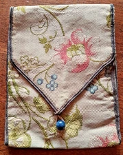 Pochette /Bourse  brodée de fleurs et doublée de  soie fin XIXe