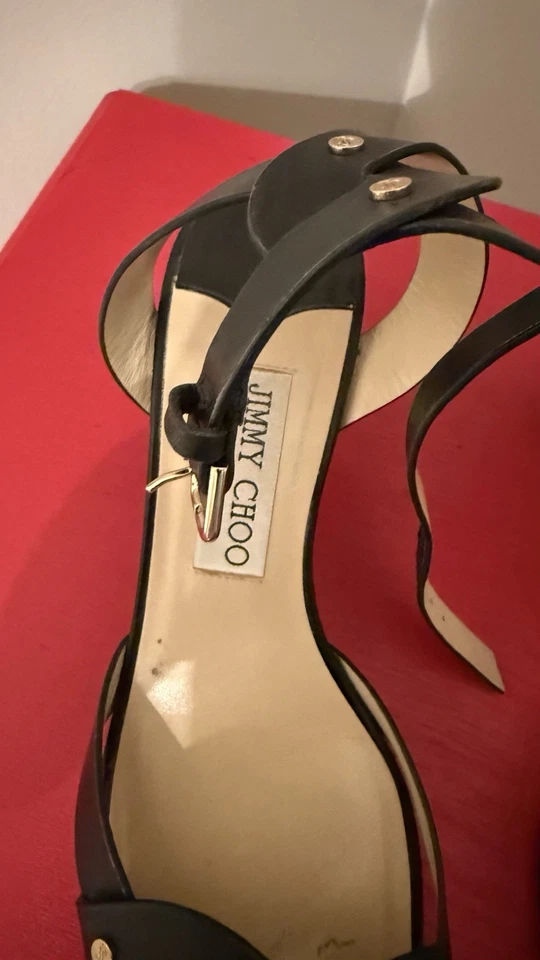 Sandalia Jimmy Choo negra con correa al tobillo 37,5 con detalles dorados Foto 3 de 4