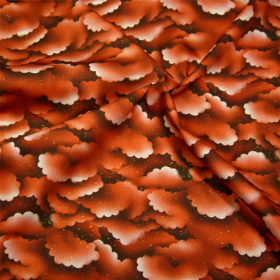 Tela de algodón Little "Clouds" metálica dorada, naranja y marfil de Kona Bay Foto 2 de 3