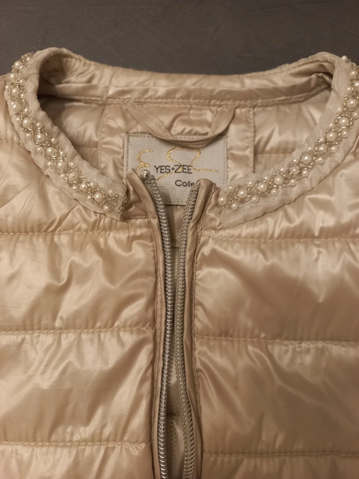 piumino bambina 100 grammi, colore Beige con girocollo di perline - Immagine 2 di 4