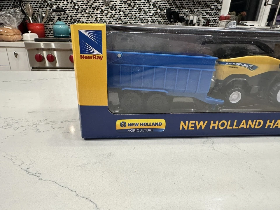 New Holland FR920 Harvester Wagon & Attachments Plastic New-Ray Toys 1/62 Scale - Image 2 of 4