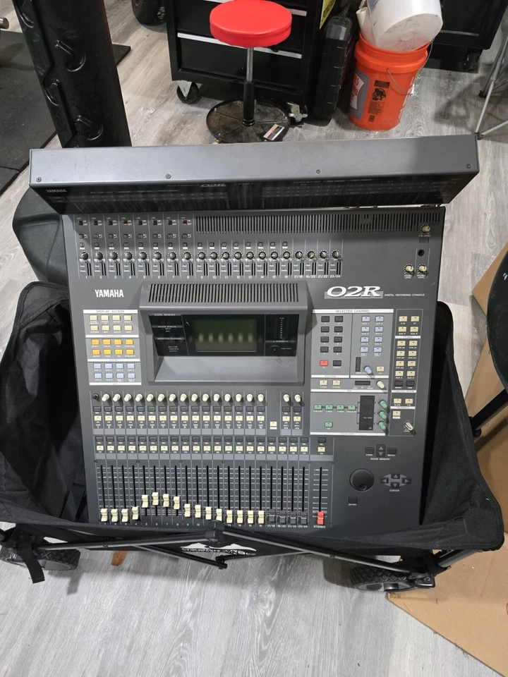 Consola de mezcla de grabación digital Yamaha O2R y puente medidor de pico O2R Foto 2 de 4