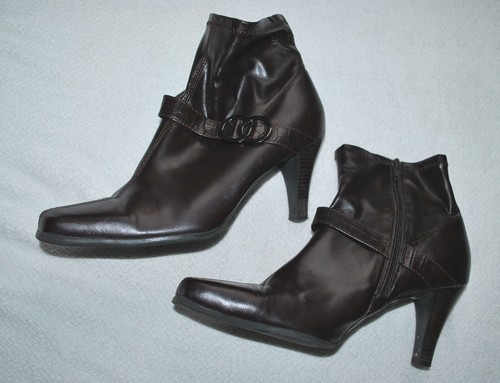 Etienne Aigner BOCCI Chocolate Brown buckle ankle boots 3” heels 8.5M - Picture 5 of 11