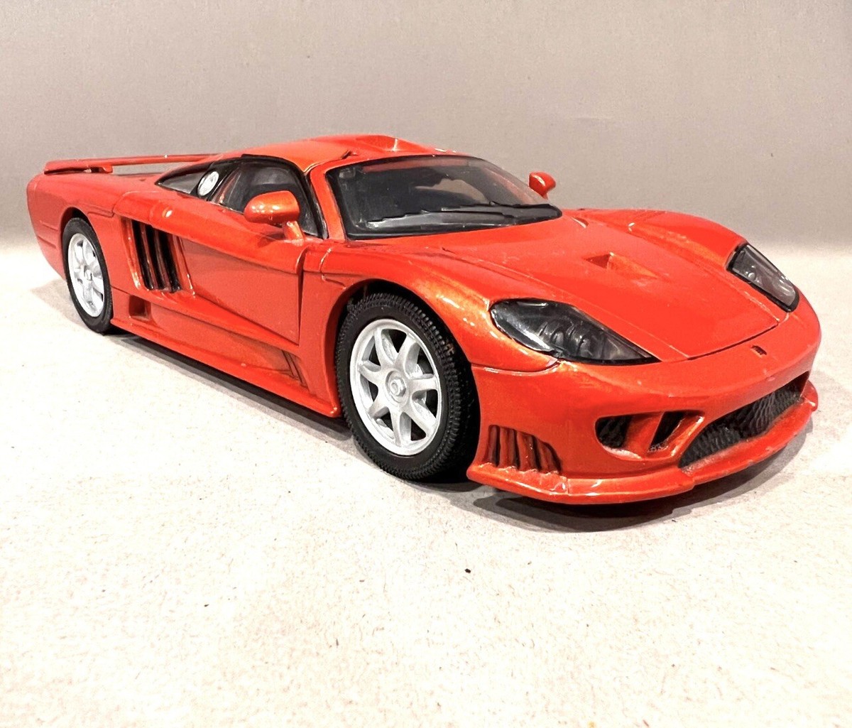 1/18 Saloon ( サリーン ) S7 レッド MOTOR MAX 1/18 Saloon ( サリーン ) S7 レッド MOTOR MAX