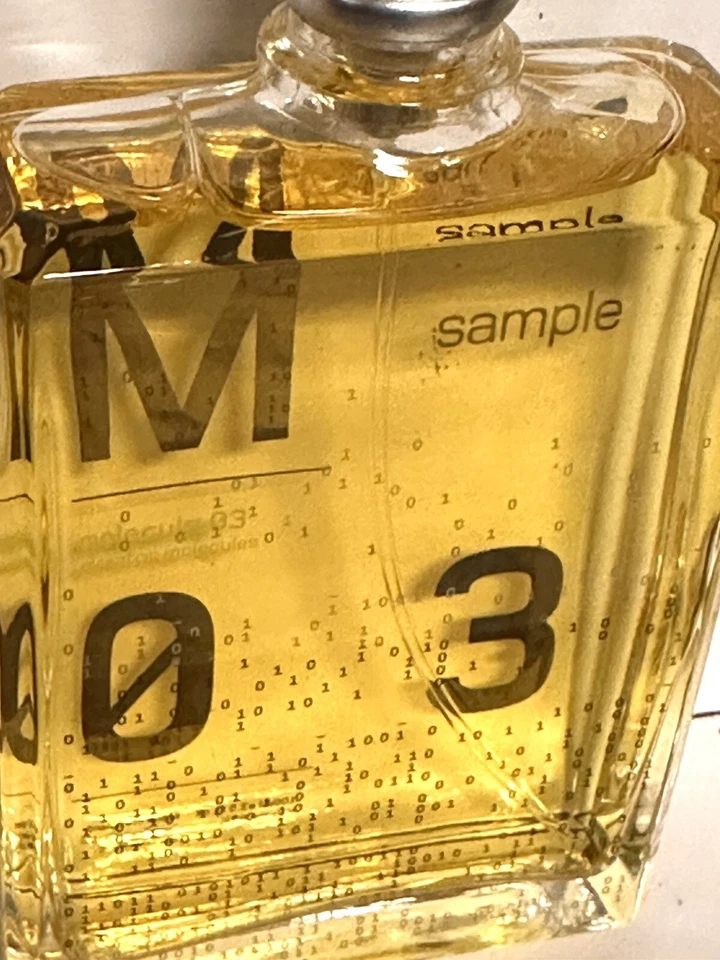 Perfume de nicho Molecule M 03 de Escentric Molecules 3,5 oz Foto 4 de 4