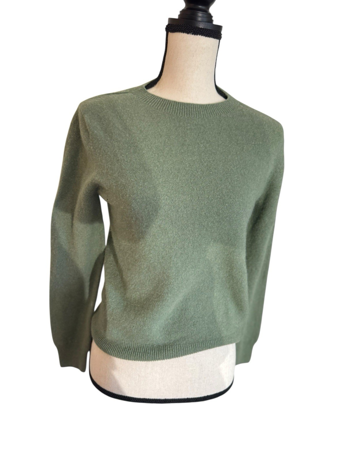 Vintage Womens Medium 100% Wool Olive Green Sweater Elevated Staple Quiet Luxury