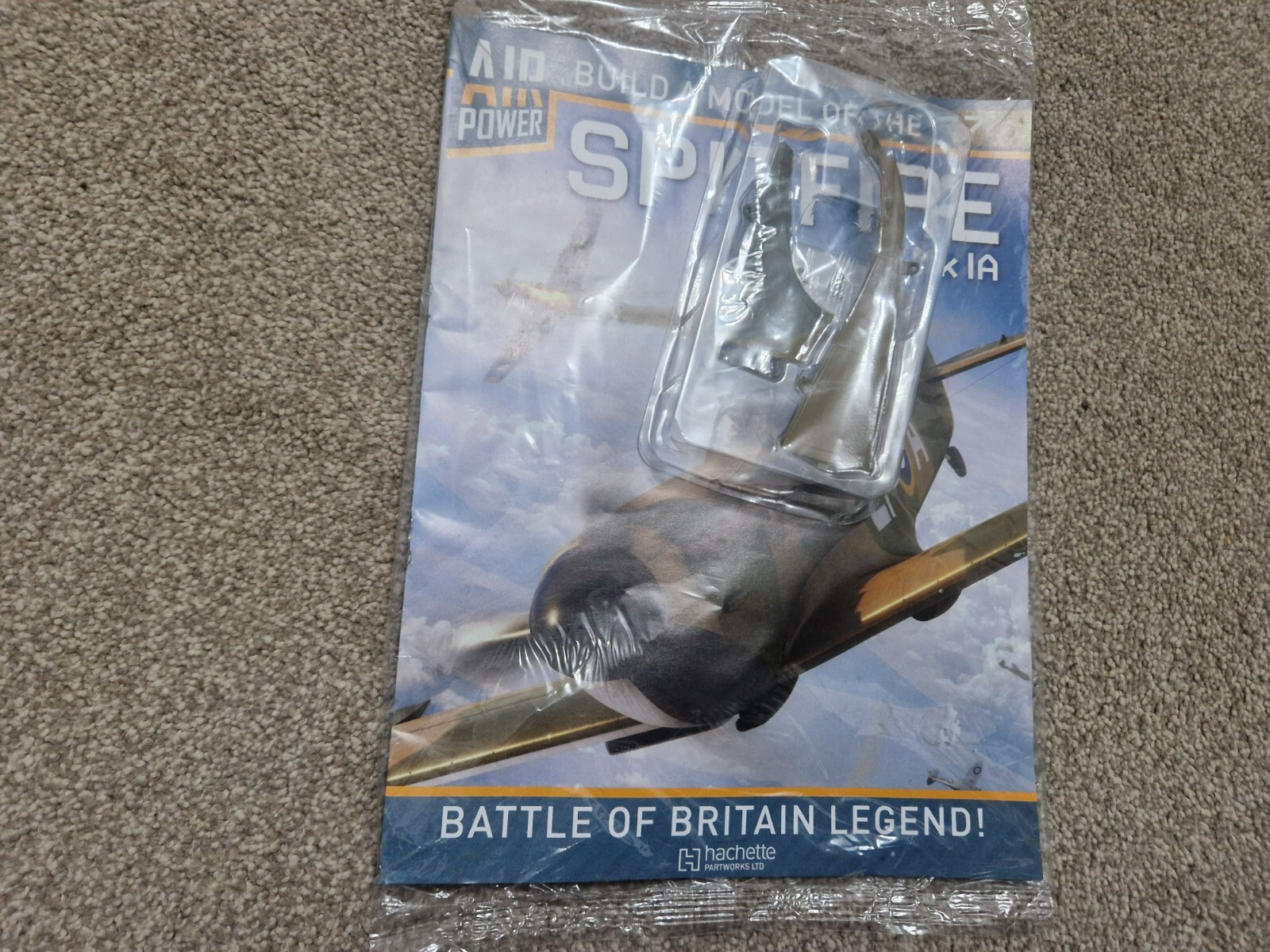 1/18 HACHETTE ISSUE 74 - BUILD A MODEL OF THE SPITFIRE MK 1A PLANE