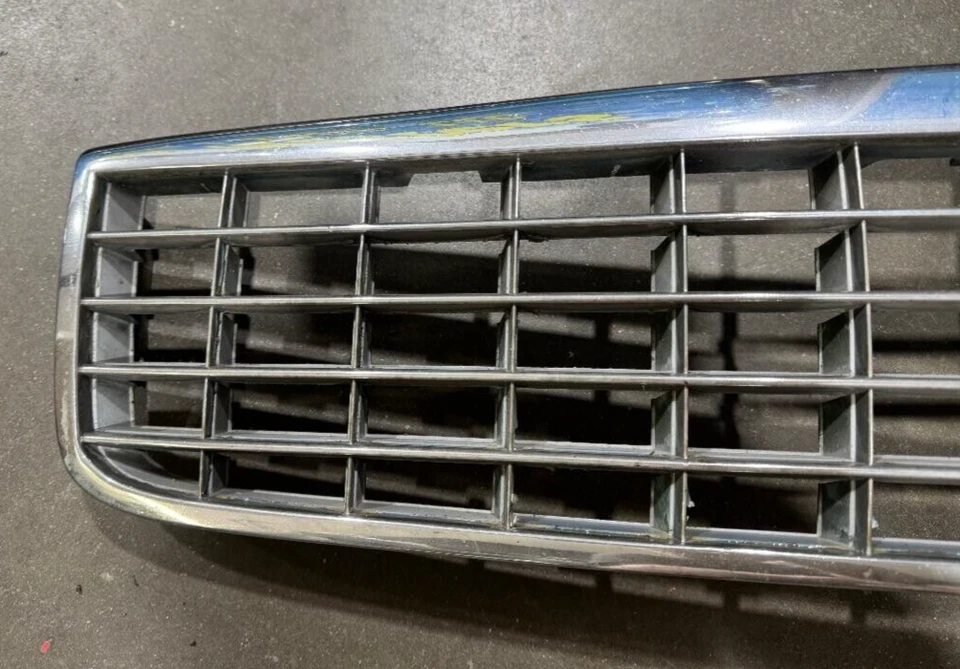 1994-1996 CADILLAC DEVILLE CHROME GRILLE ASSEMBLY P/N 16522873A GENUINE OEM USED - Image 2 of 4