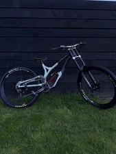 Commencal V4 Dh Supreme With Rock Shock Deluxe And Xtr Sram Brakes .size Small