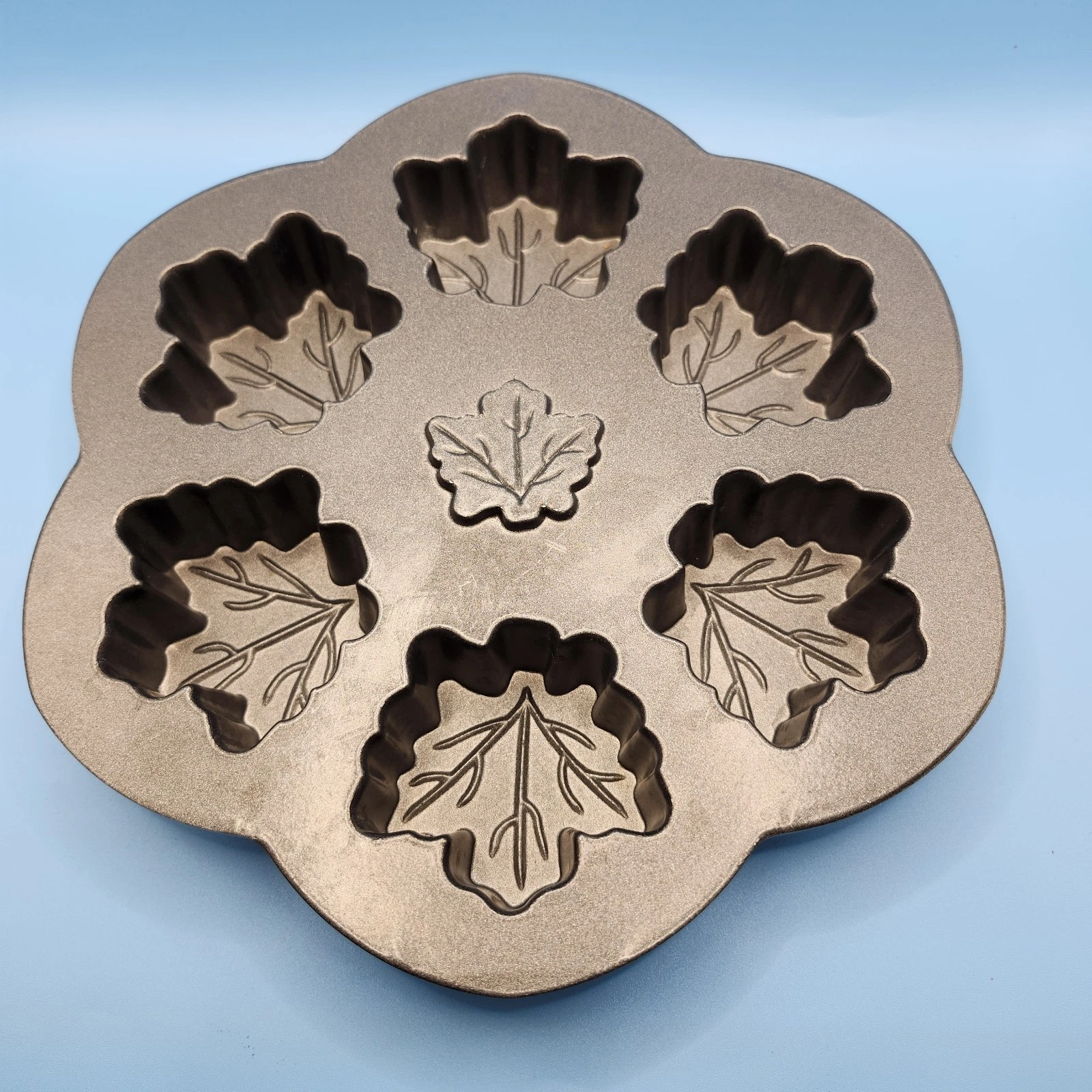 Nordic Ware Autumn 6 Maple Leaf Muffin Cakelet Cake Pan Jello Mold Metal
Opens in a new window or ta