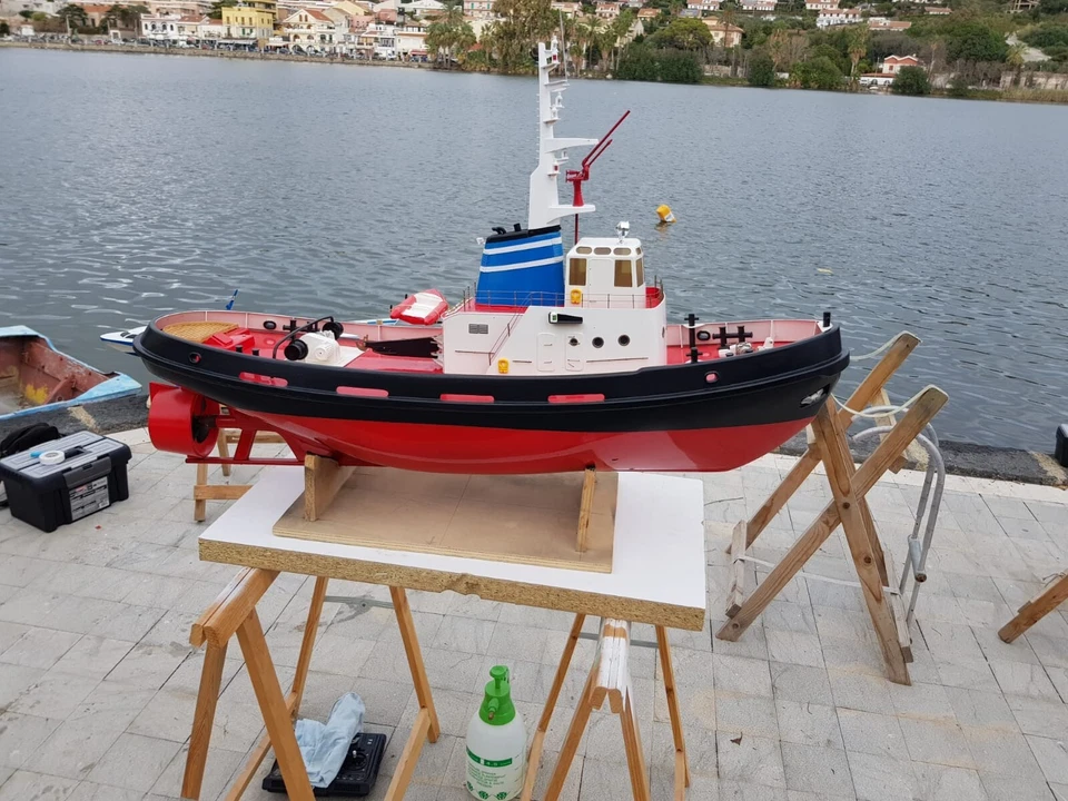 Rimorchiatore Odino della Robbe radiocomandata con luci e pompa per spegnimento - Immagine 2 di 4