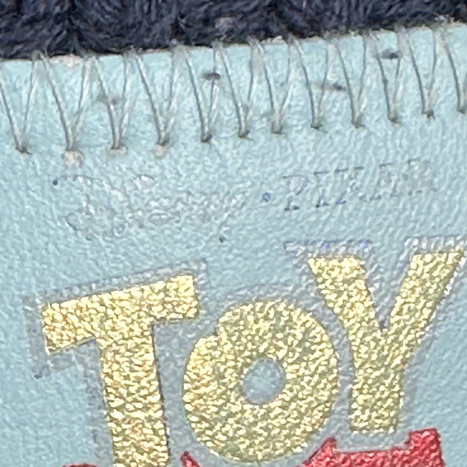 Gorro tejido Toy Story X Love Your Melon con pompón desmontable azul Disney Pixar Foto 3 de 4