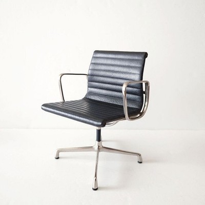 Vitra Design Museum Miniature Aluminum Chair By Charles & Ray Eames  1/6 No Box