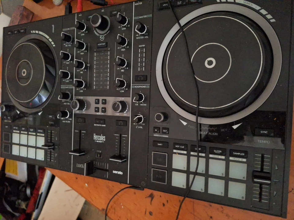 Hercules Impulse 500 DJ Controller Schwarz, Ausklappbare Standfüße, LED - Bild 3 von 4