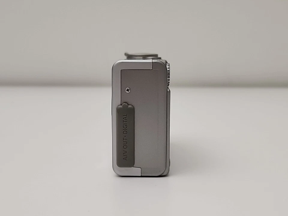 Canon IXUS 400 Silver Compact Digital Camera FOR PARTS OR REPAIR - Image 2 of 4