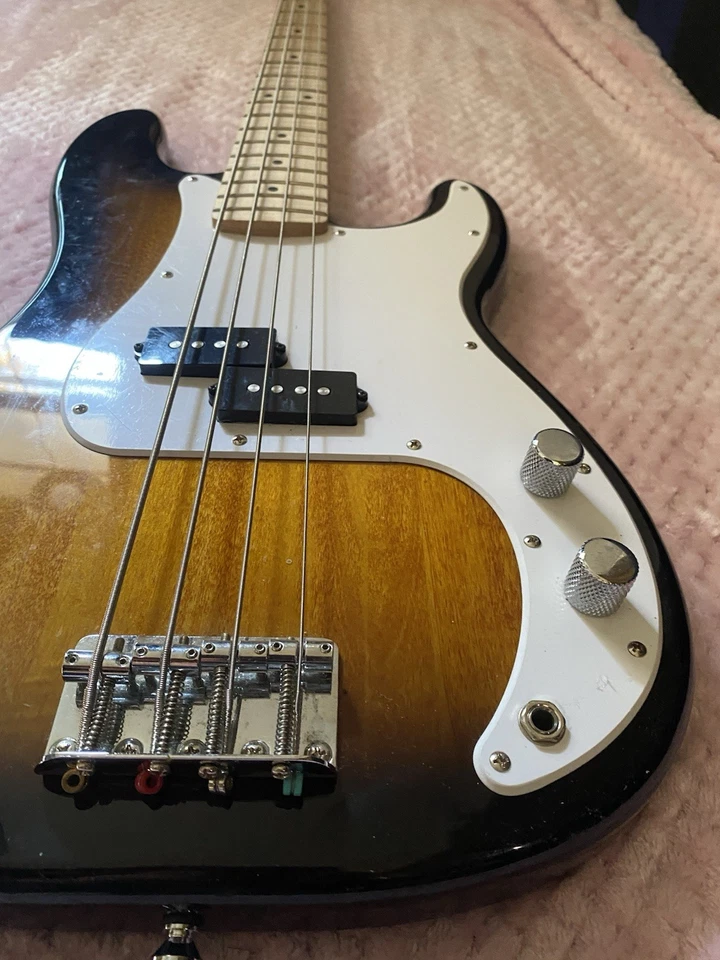 Bajo de 4 cuerdas Squier Fender Precision Foto 3 de 4