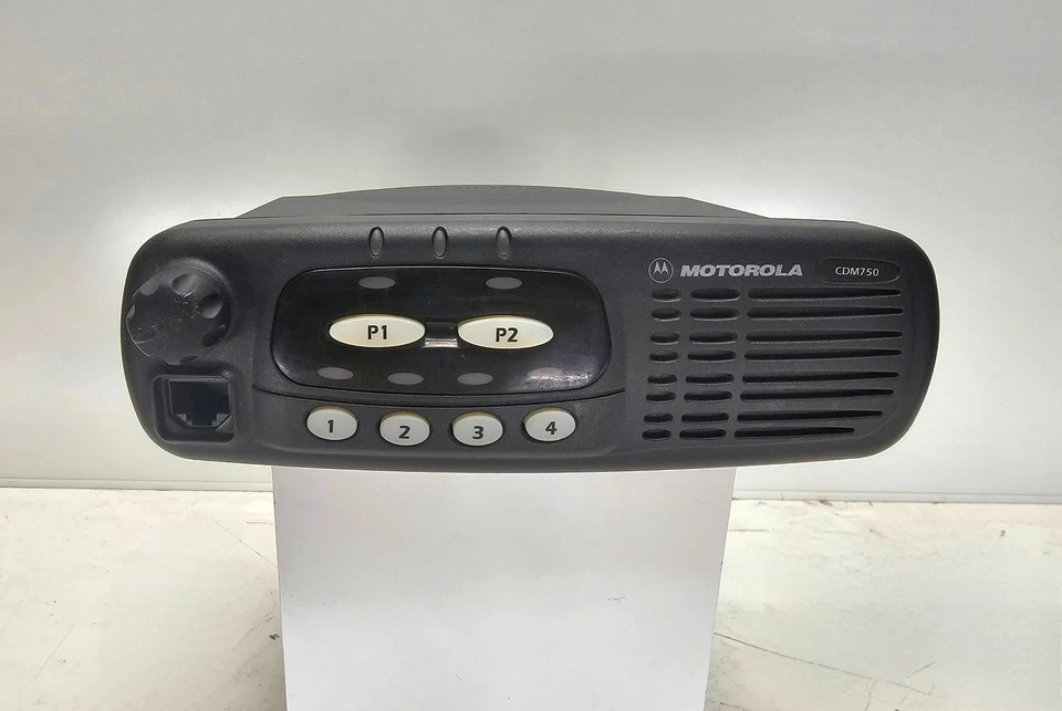 Motorola CDM750 UHF 450-520 MHz 4 Channel 25 Watt (Complete Kit) - Image 2 of 4