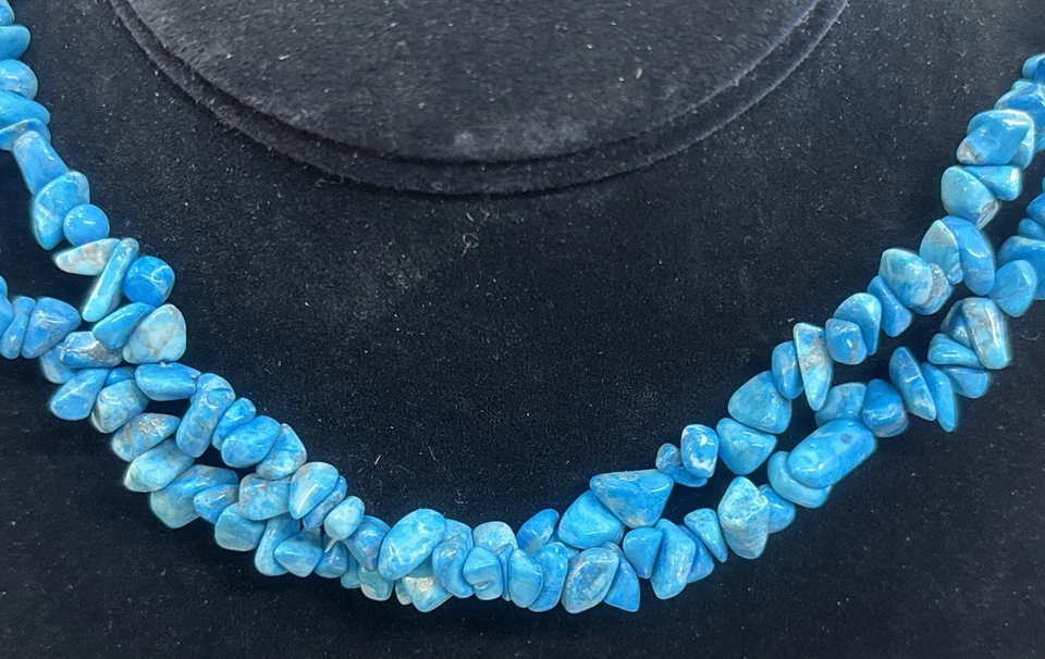 Cuentas de chip Howelita turquesa "teñidas" hebra de 36 pulgadas Foto 2 de 3
