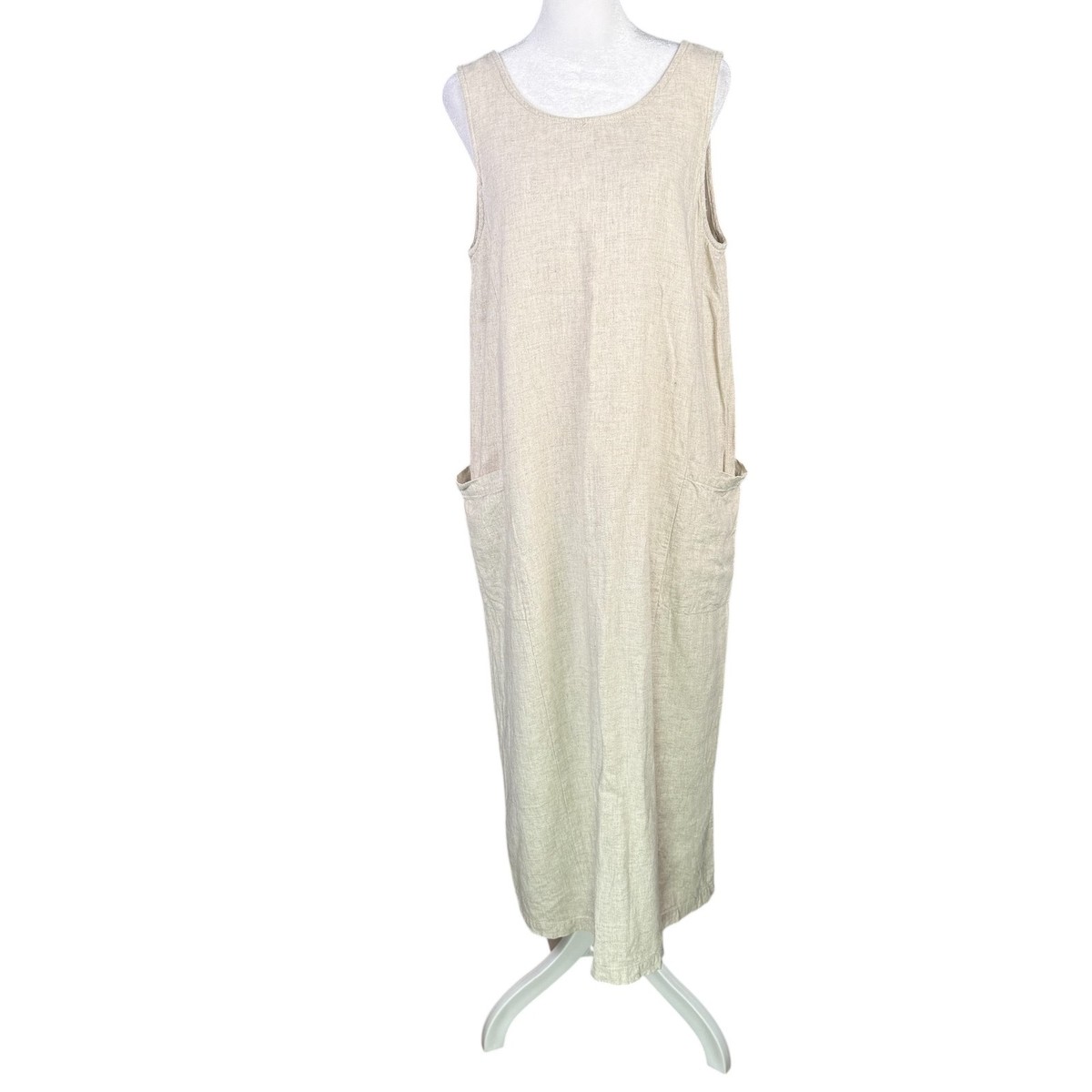 beige dressing Women's Outfit: Beige Lace Bodycon Dress, Beige Leather Pumps, Beige Leather Clutch