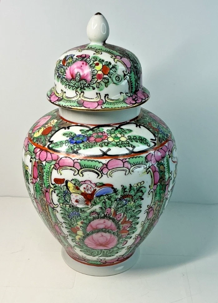 Ancien Vase Japonais Kutani En Porcelaine – Bleu Avec Tête De Lion (Shi-shi) – Décor Paysage