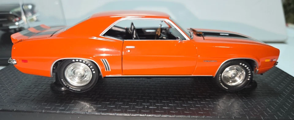 (SIN CAJA) 1/24 Classic Metal Works Camaro Z28 y Chevrolet Impala Foto 3 de 4