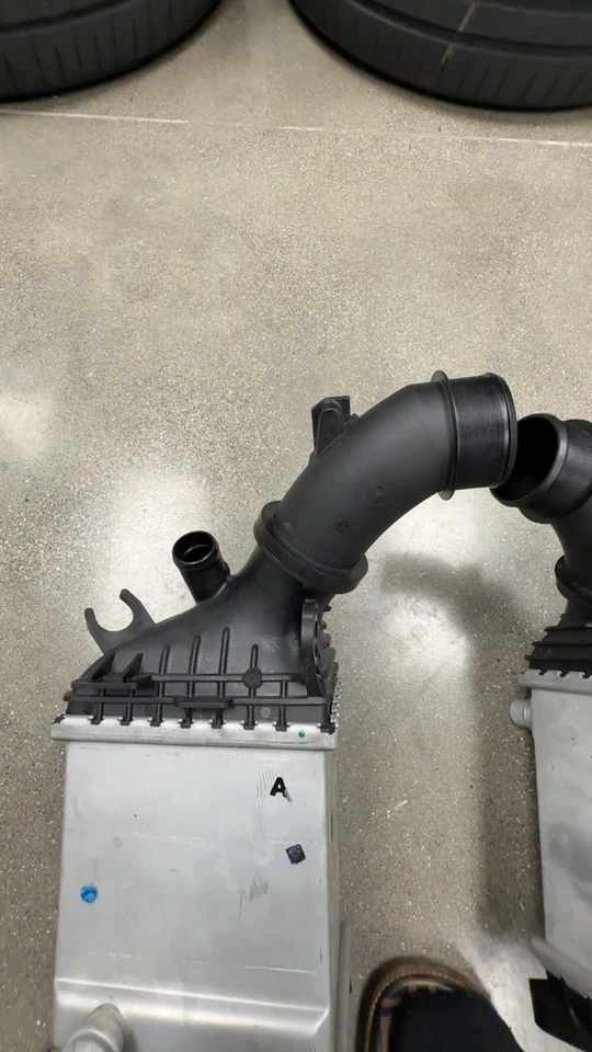 JUEGO INTERCOOLERS IZQUIERDO Y DERECHO ORIGINALES BMW M5 G90/G99 OEM Foto 2 de 4