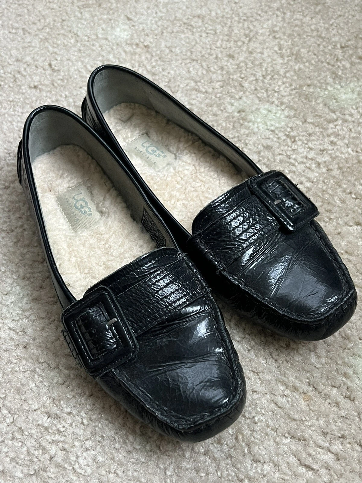 UGG Mocassini da guida sherpa neri verniciati in pelle mocassini da guida taglia 7 ottime condizioni