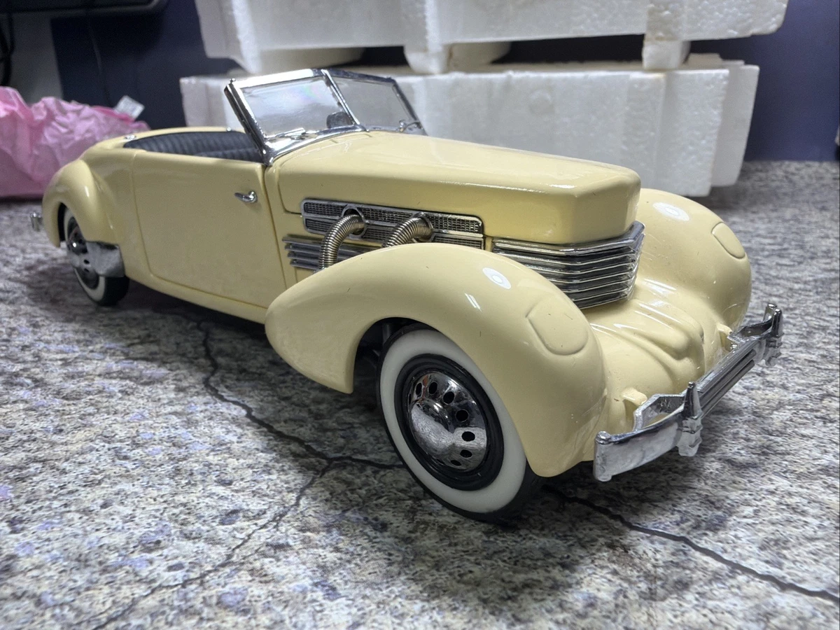 フランクリンミント　１９３７Cord 812 Phaeton Coupe Franklin Mint B11PN92 1937 Cord 812 Phaeton Coupe in cream - Hattons