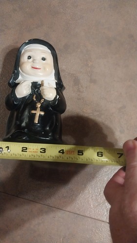 Hucha católica vintage rara novedad años 70 monja con Biblia y rosario - Imagen 5 de 11