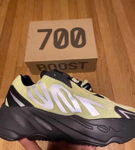 yeezy boost 700 mnvn phosphor