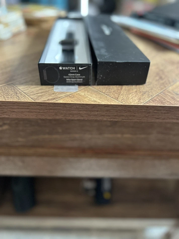 Apple MTF42LL/A Serie 3 42 mm Gris espacial Estuche con correa deportiva Nike Reloj Foto 4 de 4