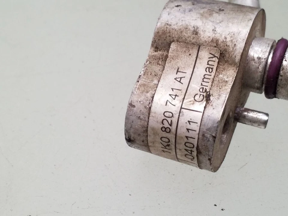 Manguera de tubo de aire acondicionado Volkswagen Golf VI 2011 1K0820741AT gasolina 90kW Foto 3 de 4