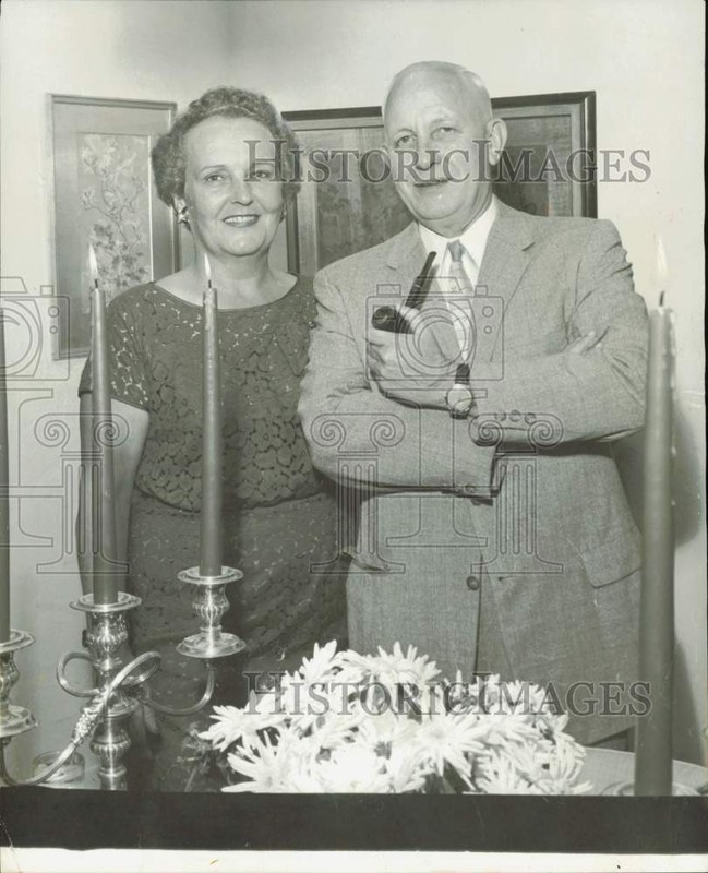 1958 Press Photo General Arthur Evans and wife Nancy celebrate Christmas at home