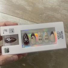 Jeu d'ongles à presser Never Have I Ever Cherry Cola 3-D breloques 24 ongles NEUF