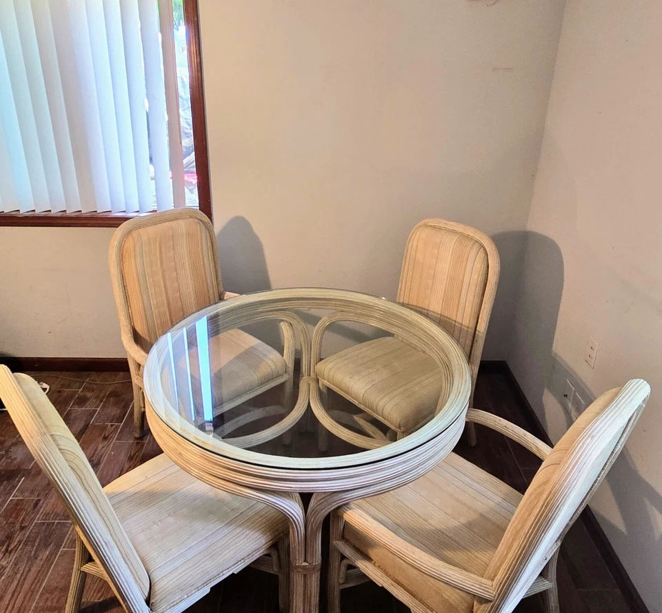 Juego de mesa de comedor vintage de ratán de 5 piezas con tapa de vidrio + 4 sillas con respaldo alto Foto 2 de 4