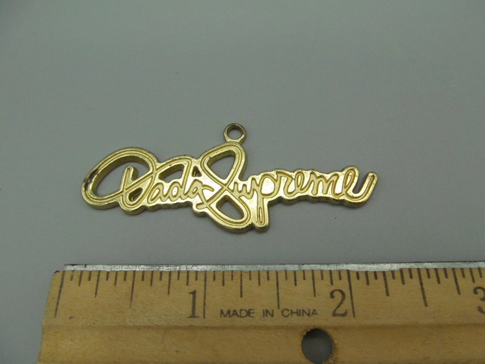 Pendentif ou étiquette Dada Supreme difficile à trouver KI