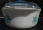 Pyrex Snowflake 2.5 Quart Casserole W Lid Turquoise on White Very Good Condition — photo 4