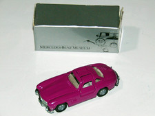 SIKU 1073 Mercedes-Benz 300 SL mit Karton - Mercedes-Benz Museum Sondermodell