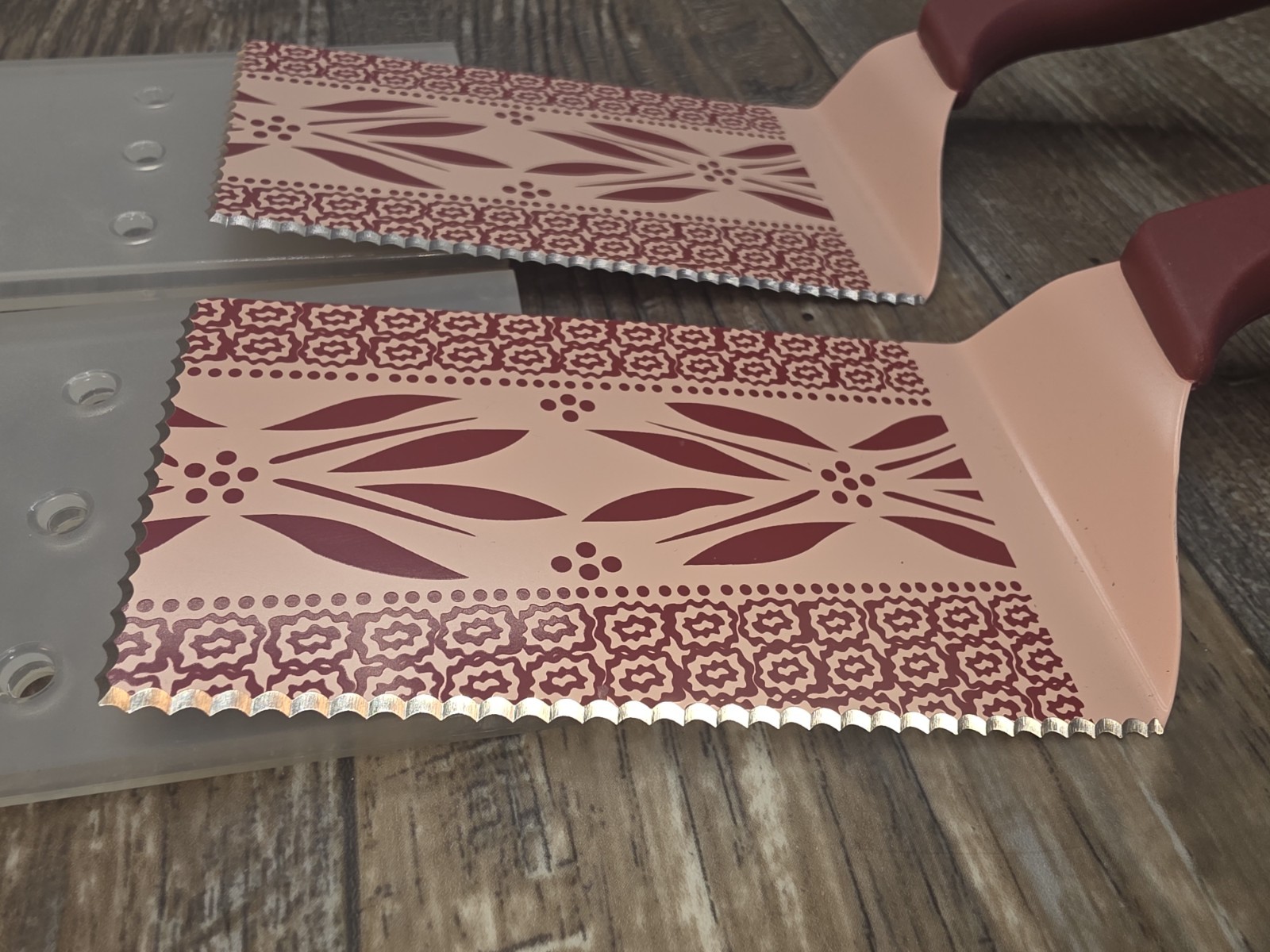 Temptations Spatula Old World Red Serrated Servers w/Cases SET OF 2 Cake Pie VGC