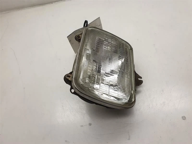 MONTAJE FARO DELANTERO IZQUIERDO TOYOTA 4RUNNER LADO PASAJERO 84-86 Foto 2 de 4