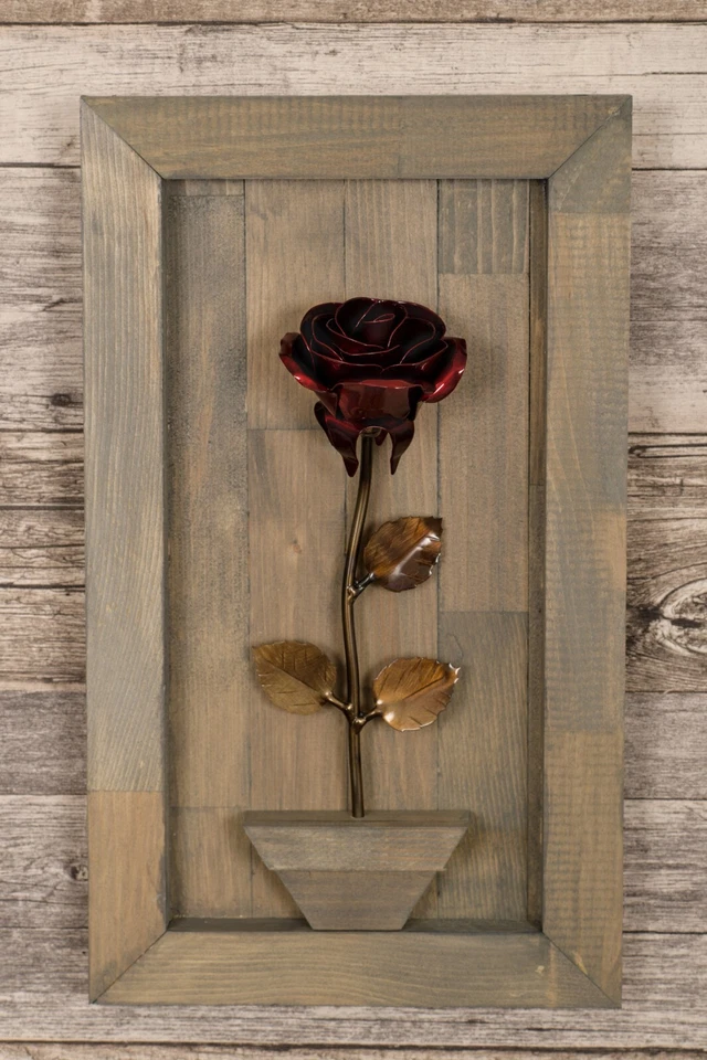 Rosa de metal rojo enmarcada para madera 5 aniversario Foto 2 de 4